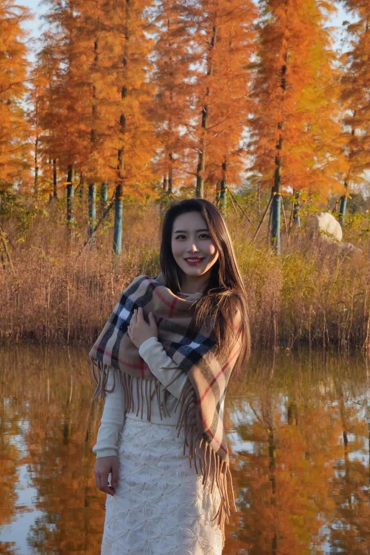 秋色满林红，美人倚水立。