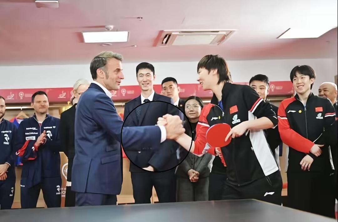 王曼昱握手时握着球拍这一幕，让我想到咱们体育总局这几年常提的“赛场即外交”。运动