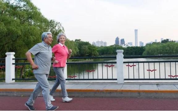 你有坚持晨跑的习惯吗？医生提醒：每天晨跑，这5个变化很明显晨跑这件事，可能你