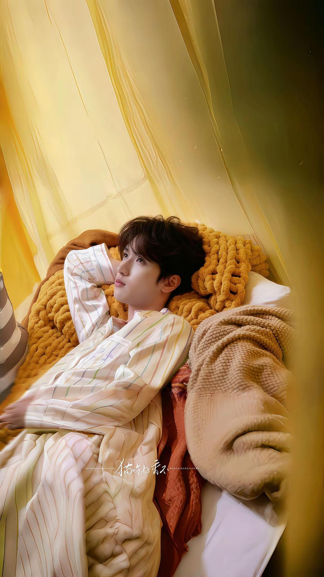 你的眼睛那么漂亮，我希望你多笑笑。我隔着屏幕，收藏你的每一个小细节，是你笑起来时