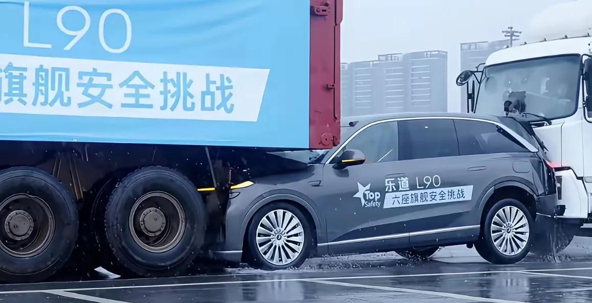 华为“意外了”，问界M9发布会上那一撞不小心变成了大型SUV的碰撞“标准”了，