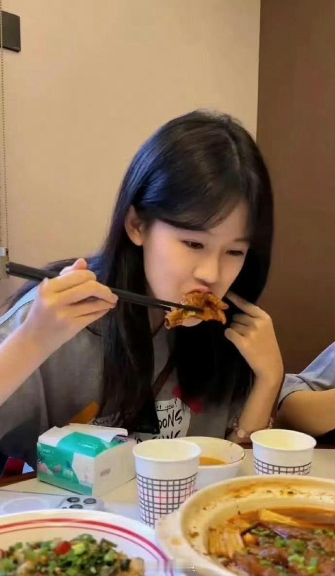 陆毅和鲍蕾也太会养了吧，贝儿真是越大越美。​​​​