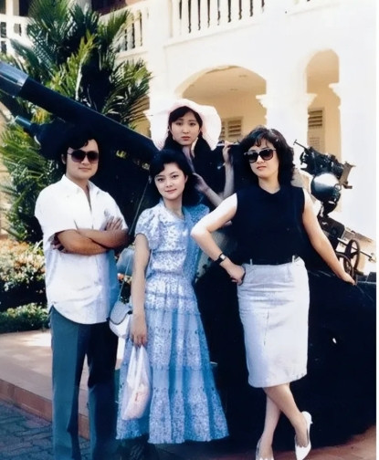 这是林妹妹陈晓旭、宝哥哥欧阳奋强、宝姐姐张莉及凤姐邓捷的一张珍贵合影，照片中四人
