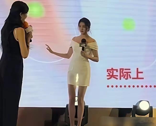 一直对关晓彤的腿长没有概念，直到我看到了这两张图…