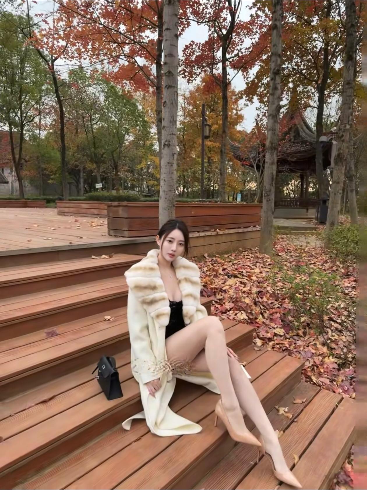 秋日漫步，落叶纷飞，时尚穿搭，尽显优雅。