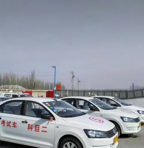 儿子去参加驾校考试，去之前跟我说：“妈，如果我没考过，要换成自动挡的车。”我说问