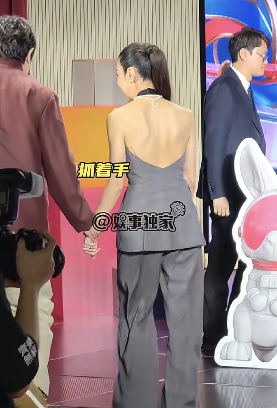 沈腾和杨紫琼手挽手上台，杨紫琼的后背真的够美啊。怎么能看得出是六十多岁的人呢。