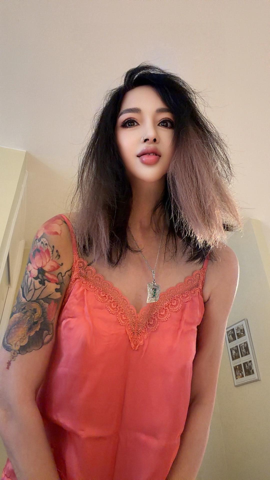 纹身女孩 吊带睡裙 辣妹coolgirl