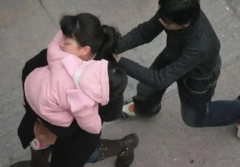 一男子带儿子出去玩，走到小超市的时候他就进去了！只留下孩子，独自在门口玩。过了一