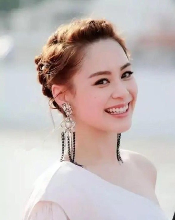 2018年，阿娇嫁给了赖弘国，赖弘国直接送给阿娇一张黑金卡，并且告诉她:“随便刷