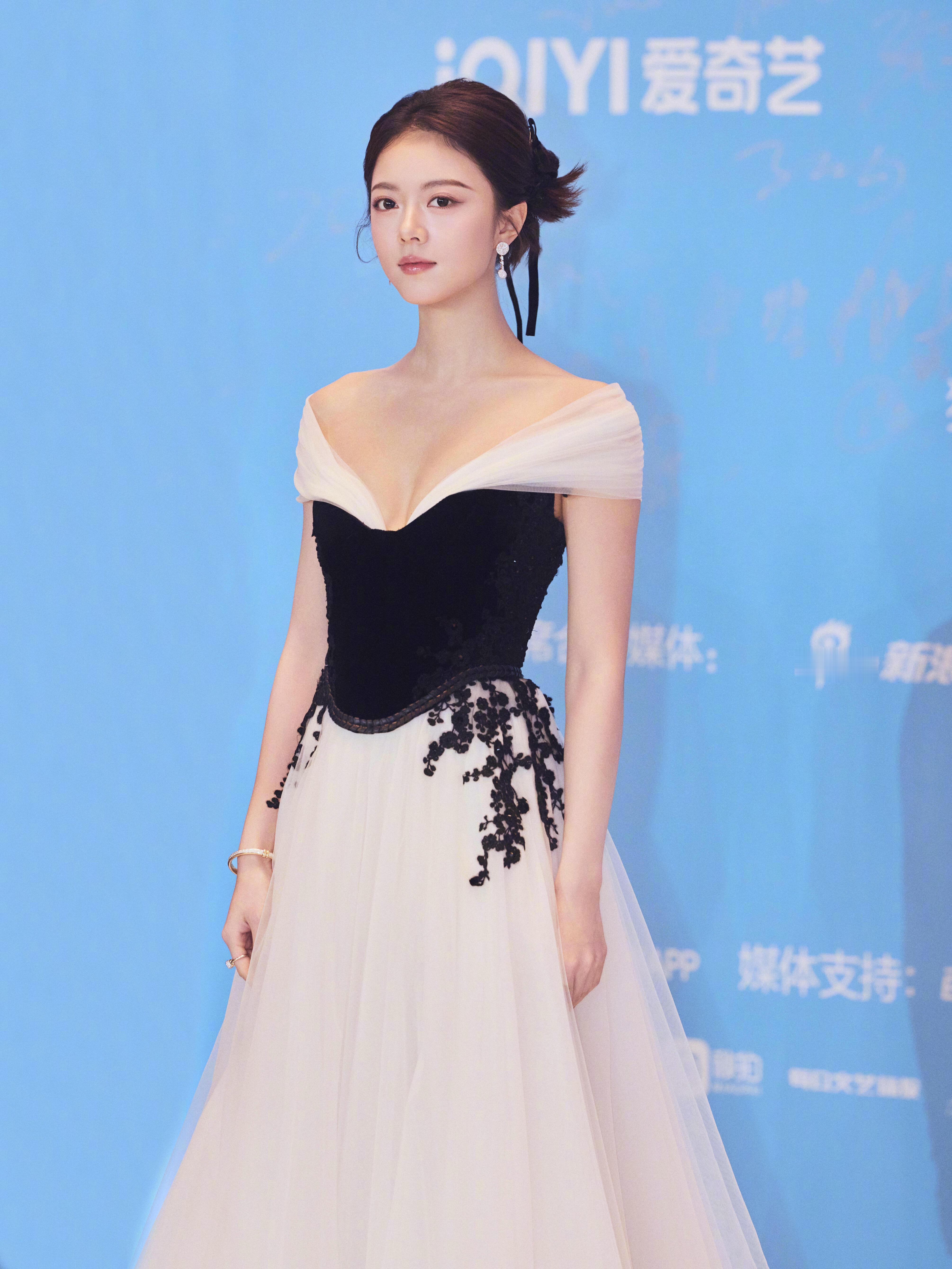 赵今麦x爱奇艺尖叫之夜赵今麦亮相爱奇艺尖叫之夜，身着AADNEVIK202