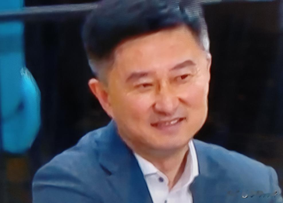 杜锋为啥宁可自己丢脸也不让胡明轩上？答案就俩字：保护。昨晚广东打山西，胡明轩活