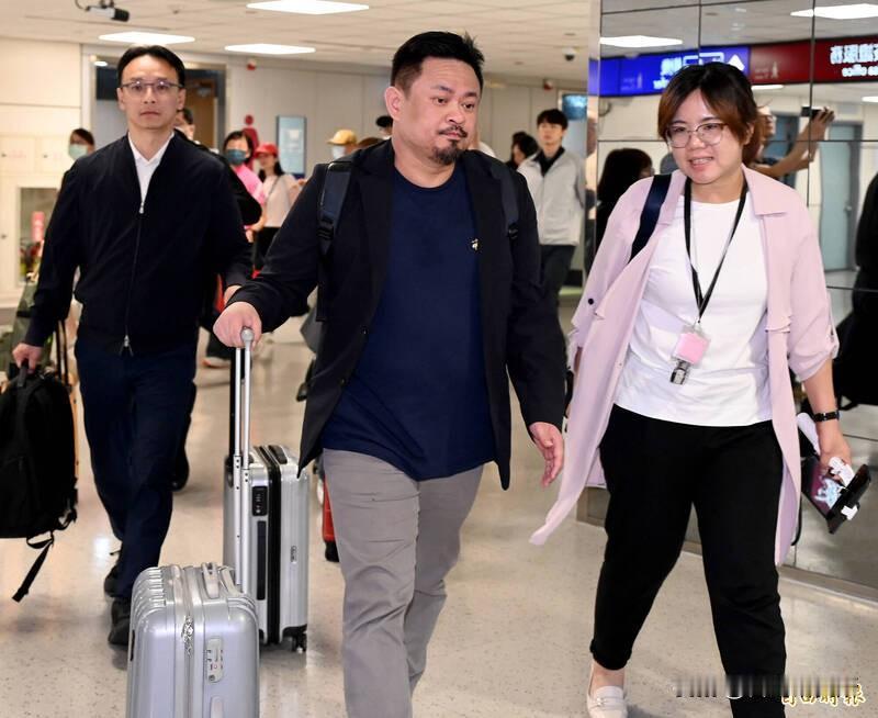 洪申翰今天下午回去了在桃园机场他反复强调没有办理也没使用台胞证全场使用A