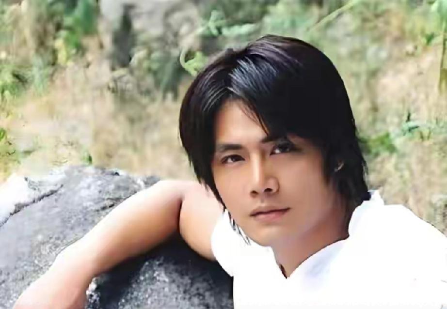 58岁邵兵近况曝光！零绯闻婚姻超甜，龙凤胎儿女太争气58岁硬汉演员