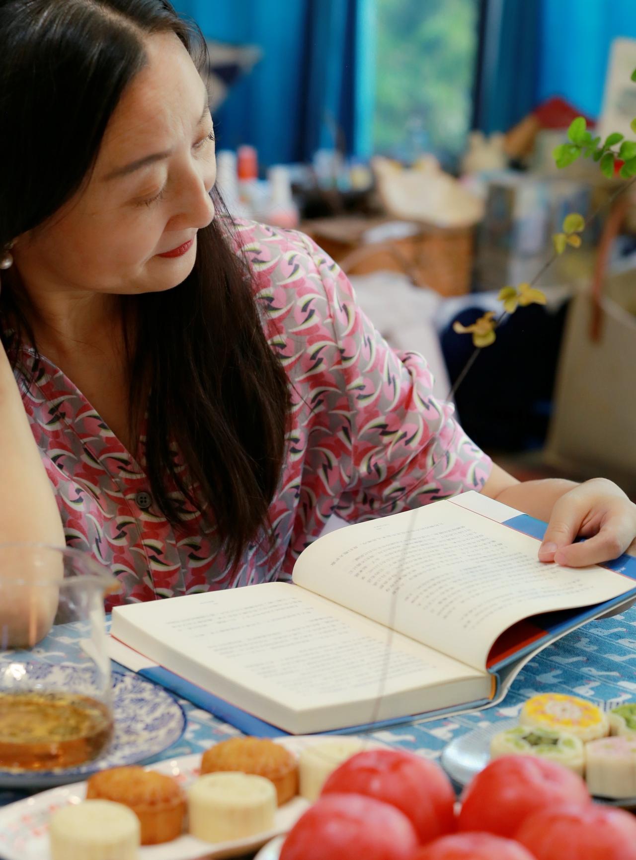 我50+坚持自学英语的4步“笨办法”很多人一学英语就查生词、背单词，结果转