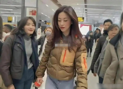 这衣服普通人穿，妥妥像裹了层米其林，臃肿又没型。​​​