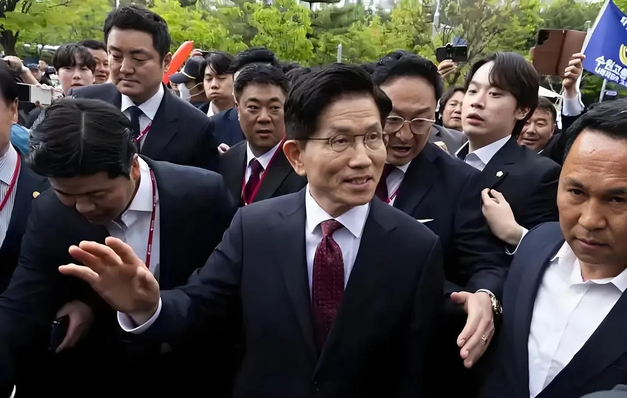 金文洙的嫌疑应该是很大？他直接喊话李在明，他说天气这么热，防弹衣可以脱掉了。言外