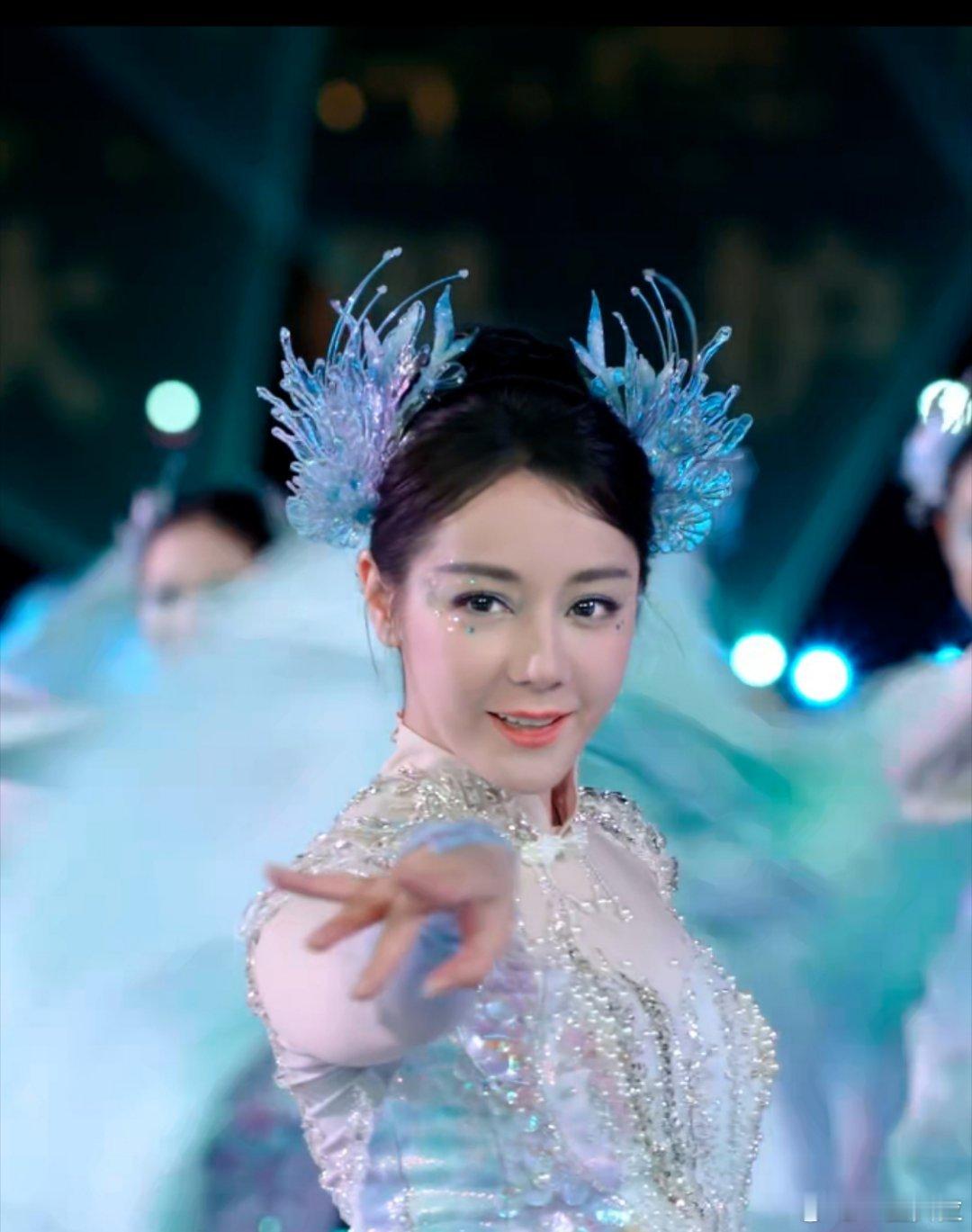 谁给热巴化的妆？？