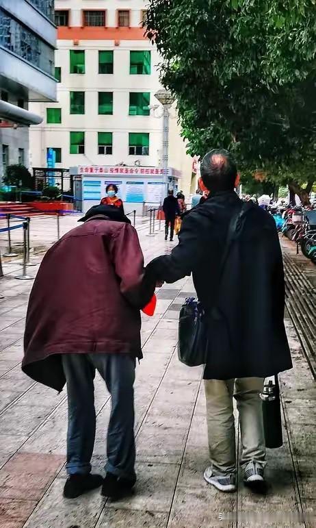 “外国老头容易崩？”56岁女子找了个72岁的老公，老公是新加坡人，女子曾跟随老公