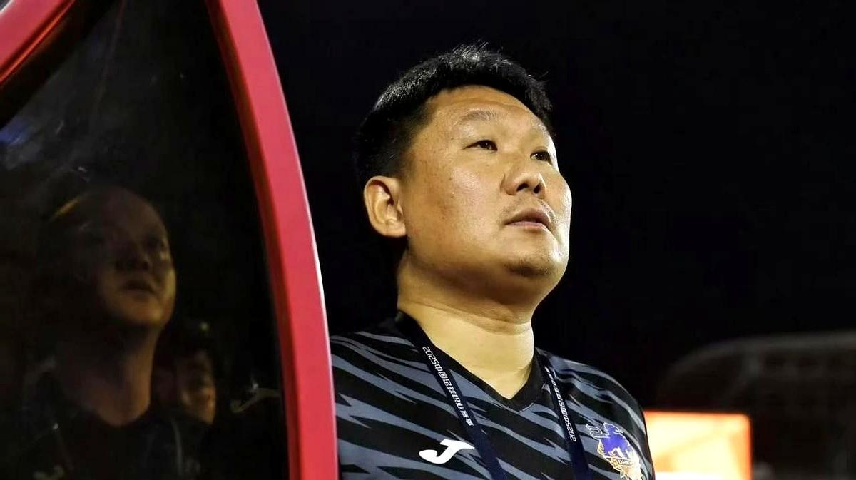 升班马重庆铜梁龙，居然冲到中超第二了！这谁敢信？刘建业这少帅，赛前被质疑得厉