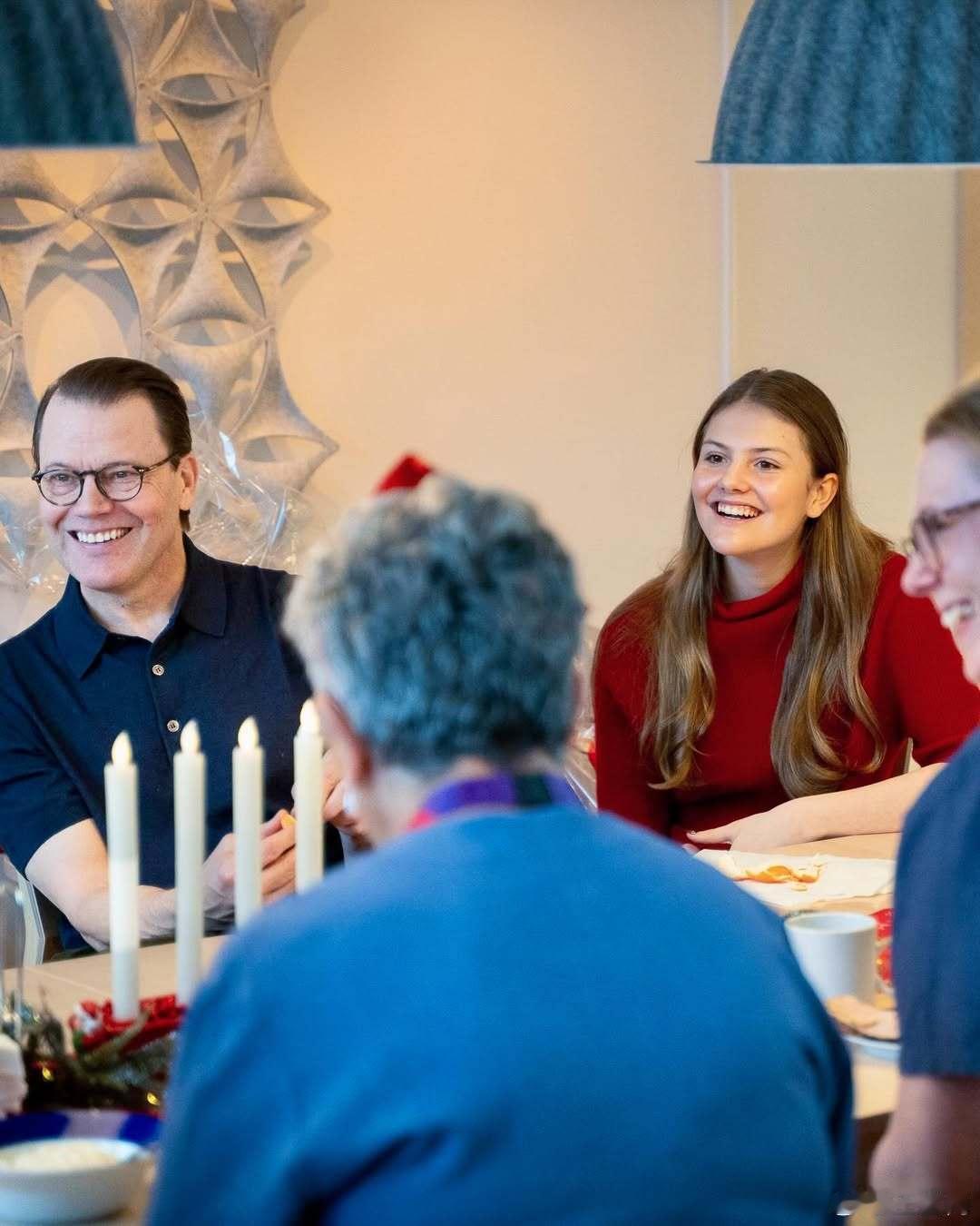 瑞典王室🇸🇪12月24日，维多利亚女王储、丹尼尔王子、埃斯特拉公主、奥斯卡