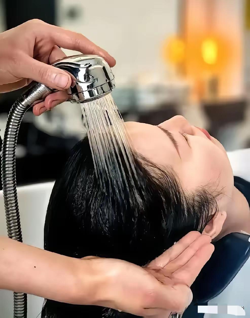 央妈都给咱科普了！一直以为头发只要洗得勤、吹得干，就能又顺又亮，结果央妈一提醒