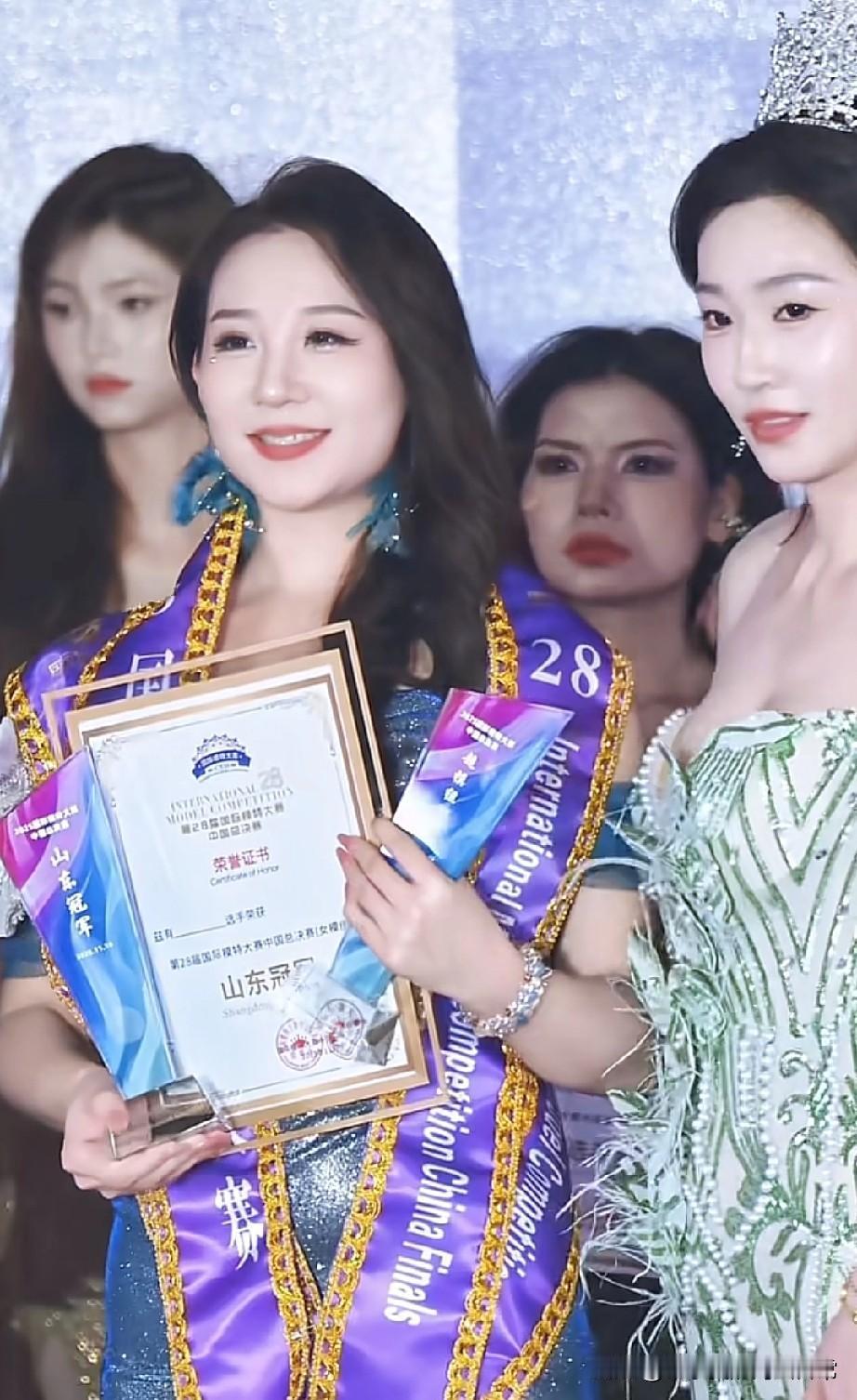 山东选美冠军一出场，广东网友坐不住了！山东国际模特大赛冠军的现场：姐姐穿鎏