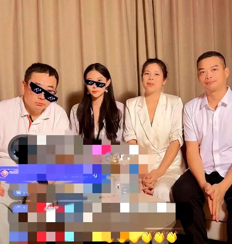 四宝开播了，看他们高兴的样子，今天的会应该不会差不过今天现场还出了个小插曲！