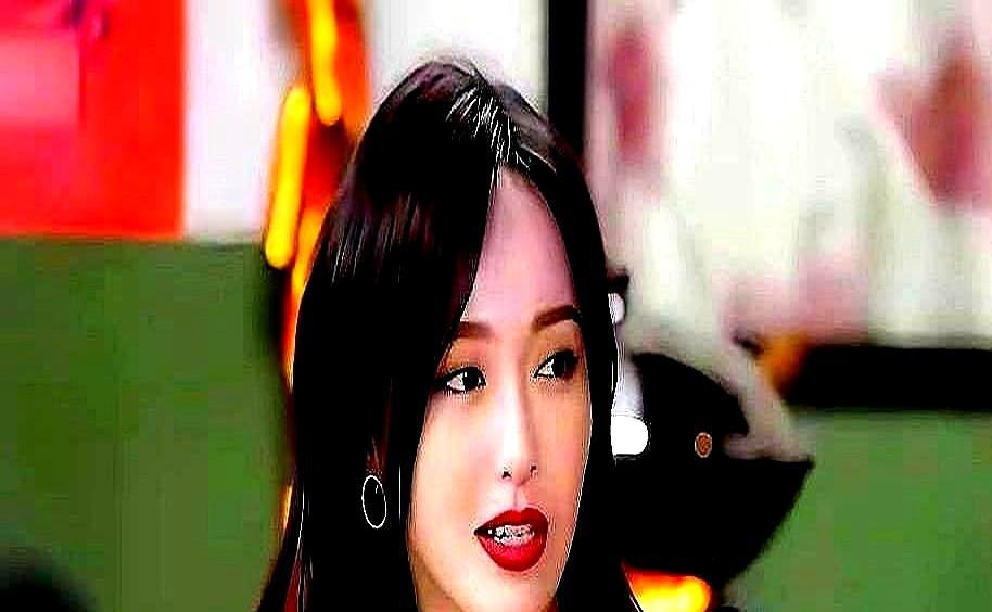 罗晋就在片场拼事业其实，唐嫣很强势，罗晋在这段婚姻中付出很多，很委屈。