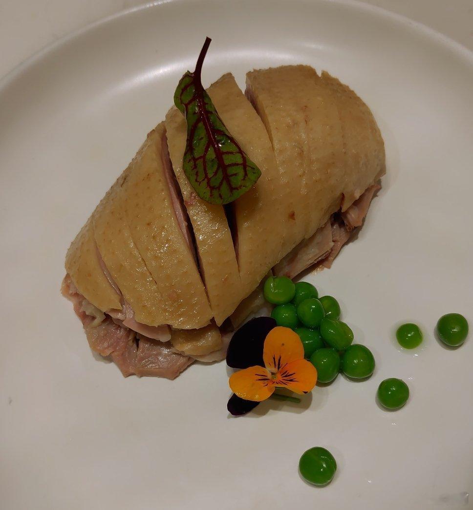 好吃的盐水鸭肉，肉嫩，皮滑，汁水在肉里，咬的时候油脂香味配合盐卤味在嘴里散开，关