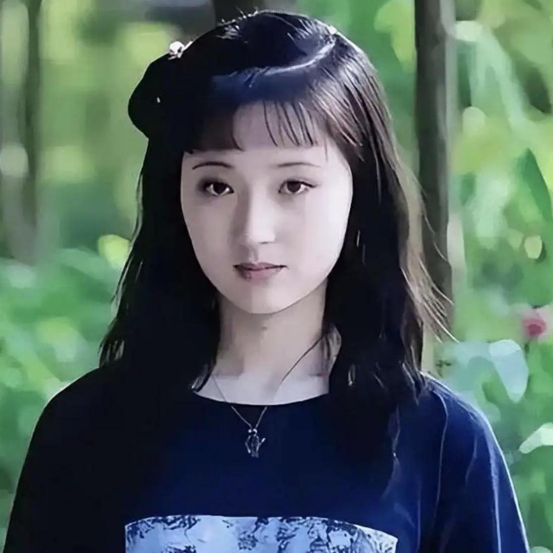 陈晓旭与林黛玉的缘分，仿佛是刻在骨血里的。小时候的她，眉眼间就带着一股独特