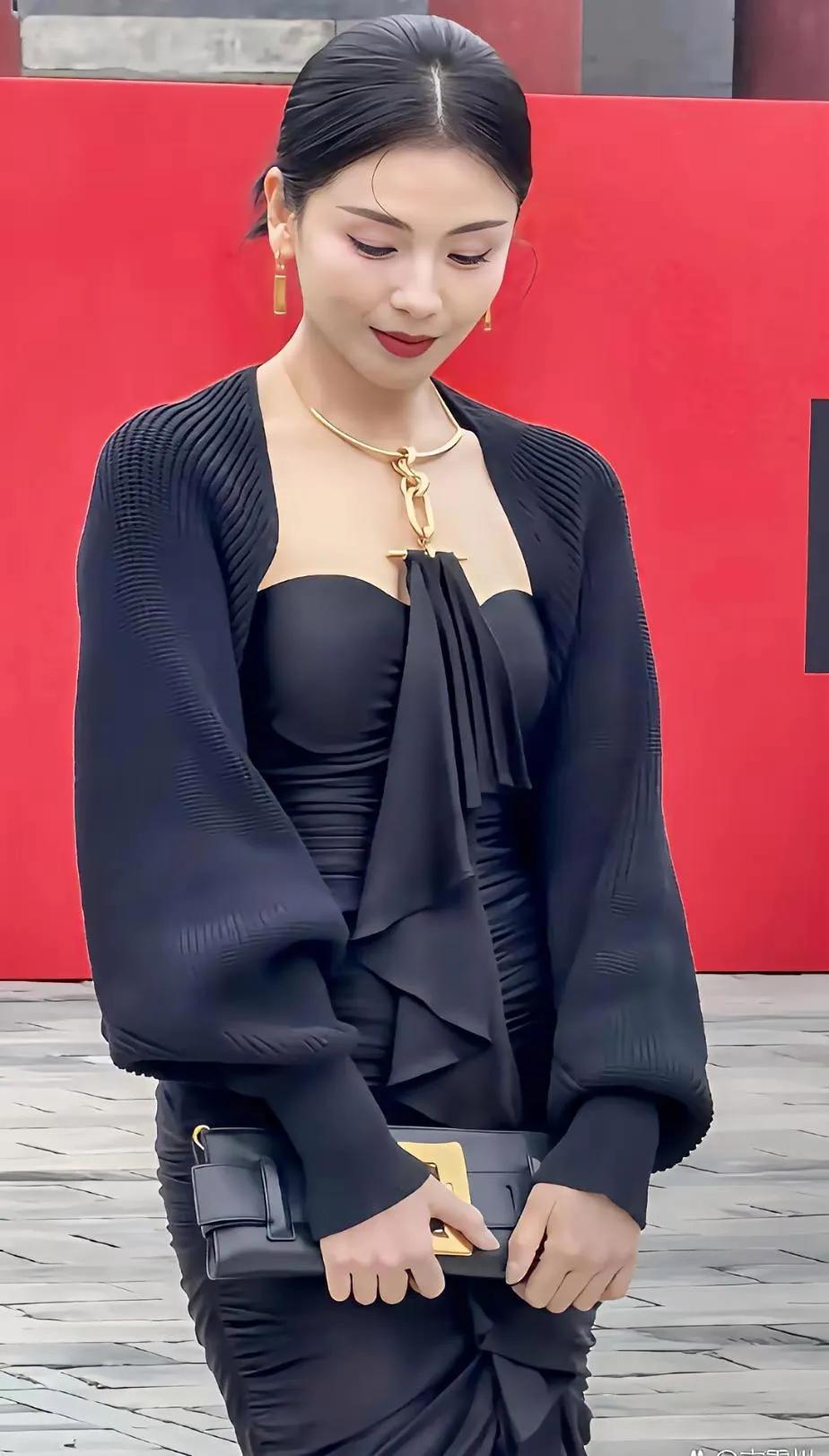刘涛这状态，真的绝了✨黑色抹胸裙搭配同色系针织开衫，利落又高级，金色配饰瞬