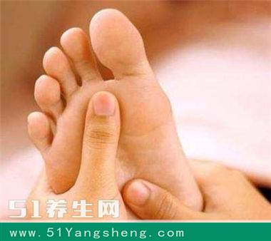 不论男女, 脚上一旦出现这些症状, 可能大病就快来了, 要留意