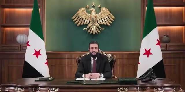 叙利亚过渡政权统治者朱拉尼（艾哈迈德·沙拉）在今年1月16日晚间颁布一项法令，赋