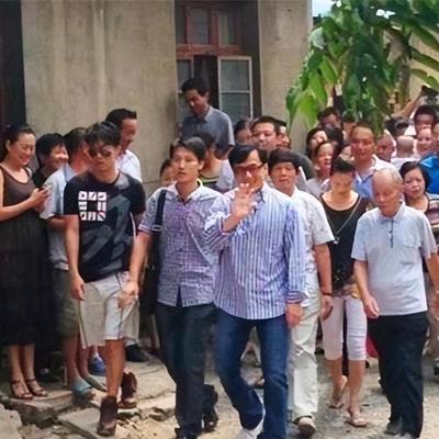 成龙回乡祭祖，房氏的子孙们都来欢迎他，没想到，成龙只与自己同父异母的亲哥哥们，待