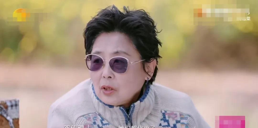 黄圣依妈妈看到张雨绮和张萌的照片直接说：“不认识。”黄圣依在一旁一一解释说：“