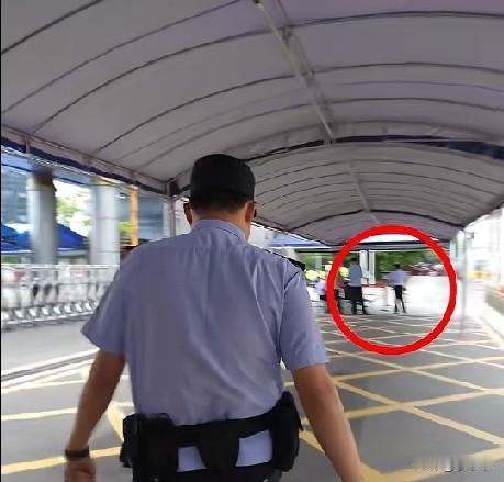 6月7日，湖北武汉一民警主动请缨，重回自己的高中考点进行高考执勤，离的好远，民警