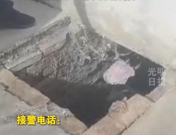 “隔着屏幕都有味！”8月13日，新疆，一男子喝醉后，不小心掉进了旱厕，他被困了一