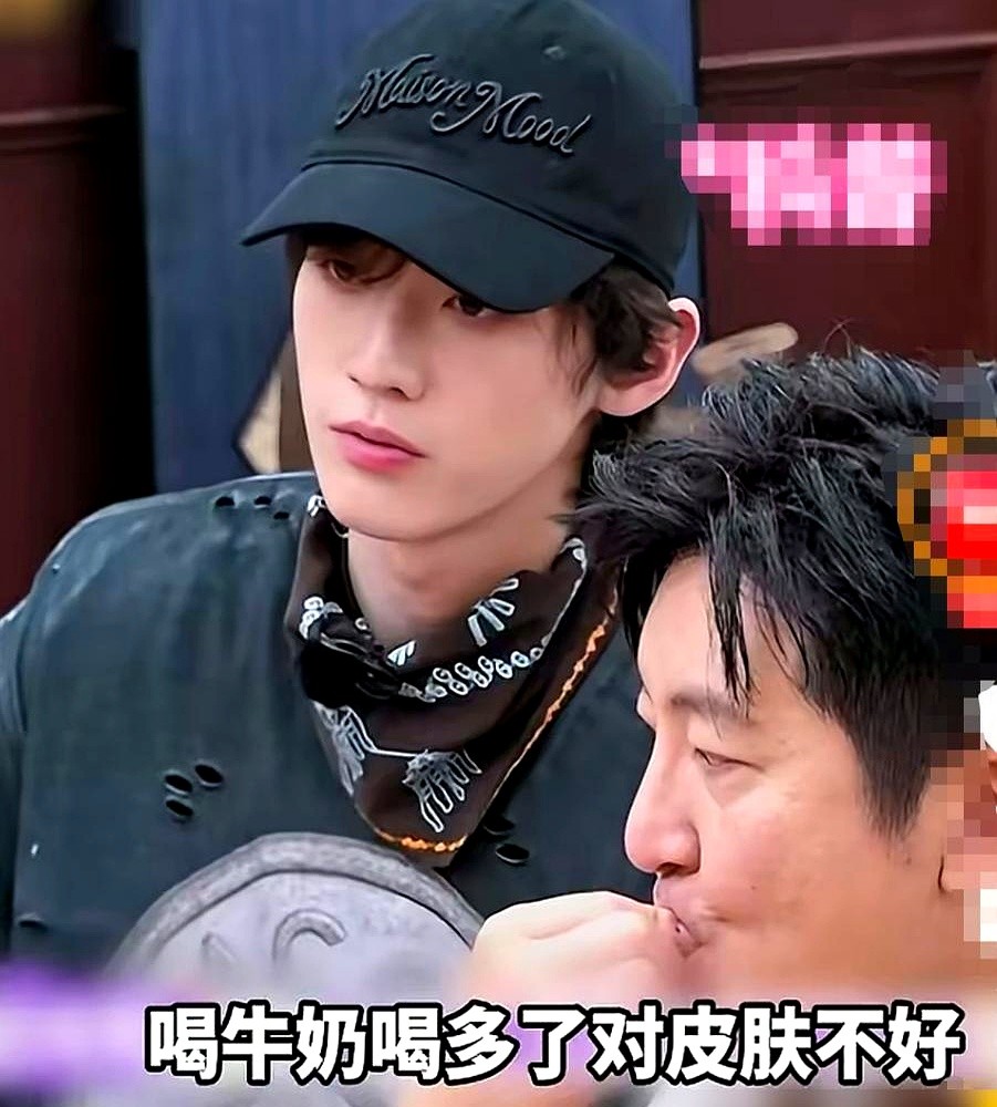 赖伟明伸手拦下唐艺昕手里的牛奶，直接说：你过敏期，别喝。节目里这一下，弹幕直接炸了。有人说他管太宽，