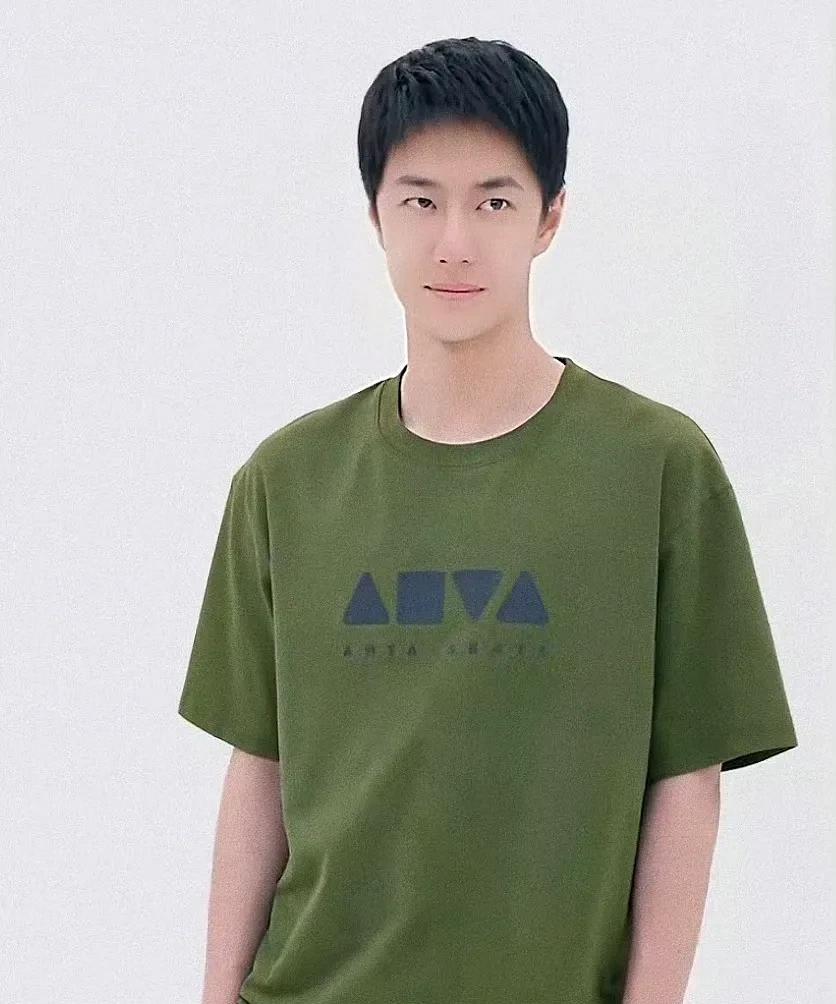 明明穿的同一件衣服，怎么王一博本人变化这么大？短发时萌萌的，青涩的，还不懂打扮