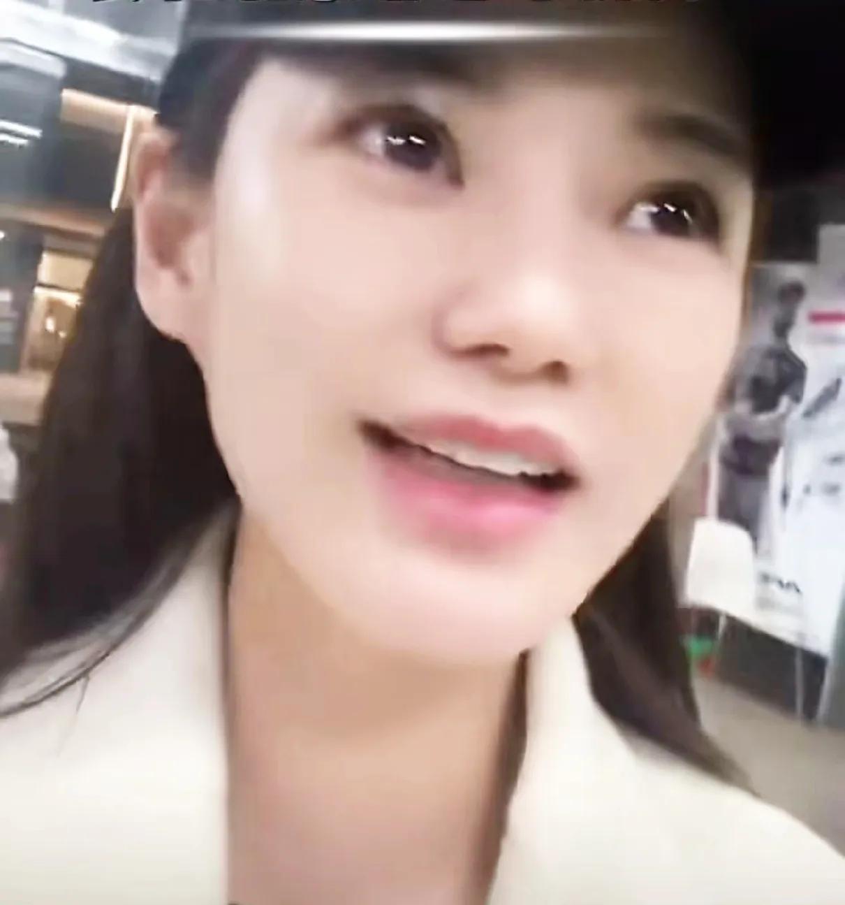 4月4日，马筱梅与小菲直播撒狗粮，马筱梅全程陪伴，默契搭话超温馨，阿姨端来三杯鸡