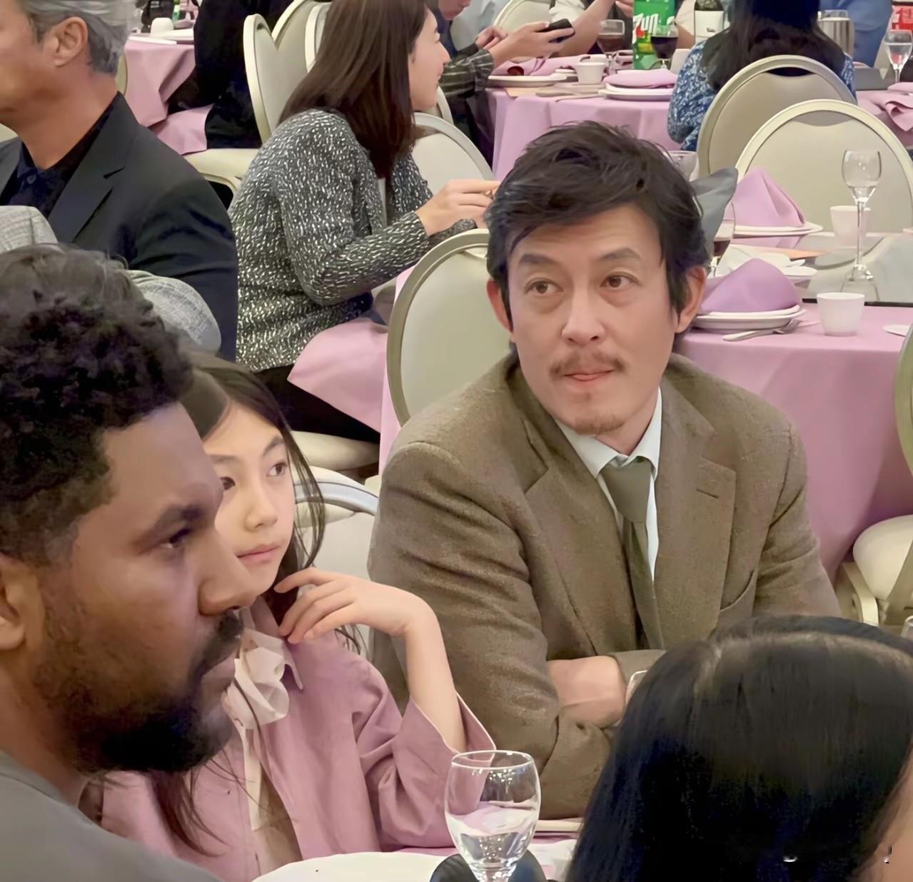 陈冠希留八字胡，眼袋明显，网友打趣柯南拍真人版的话，他可以去演毛利小五郎。曾经是