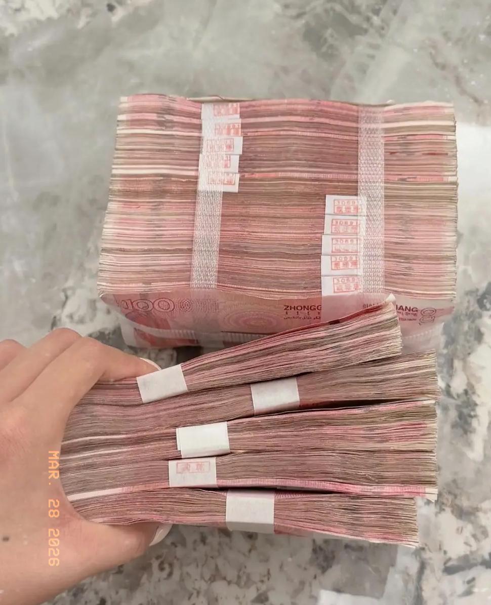 现在这个局势，油价一个劲涨，黄金却哐哐跌，手里攥着十万二十万现金的，可千万