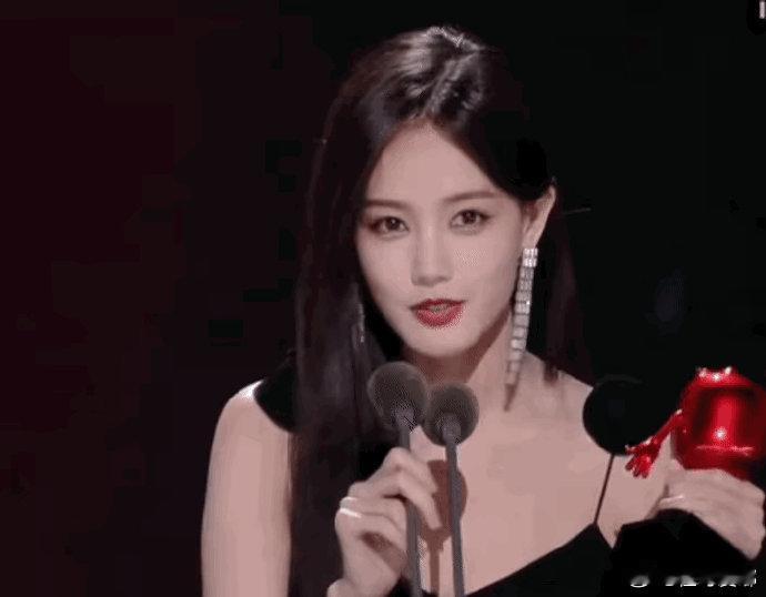 一个用眼睛笑，一个用牙笑，这下应该没人分不清她俩了吧[捂脸哭]​​​