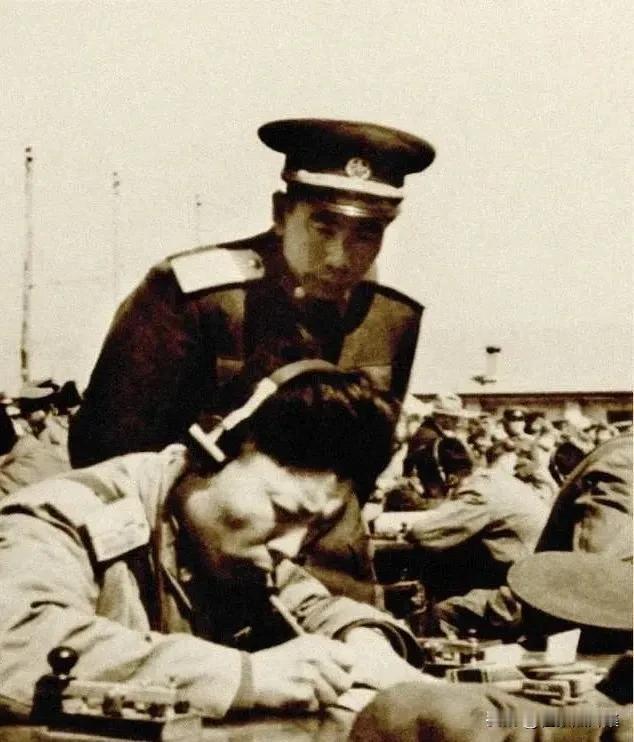 1957年4月，中国人民解放军首届通信兵专业技术竞赛大会在北京举行，图为时任总参