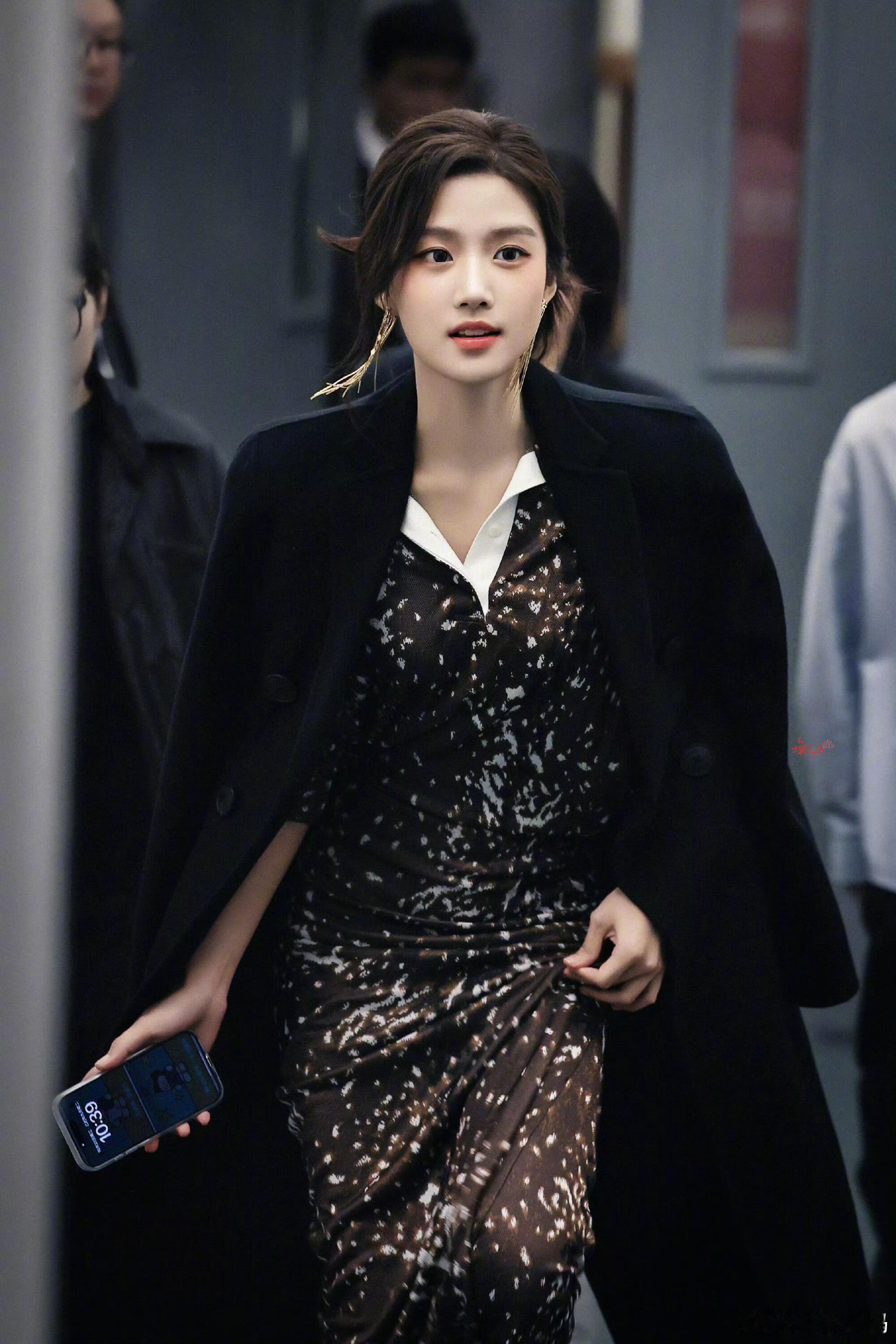 卢昱晓盘发造型，今天是御姐噜噜，好干练迷人！！​​​