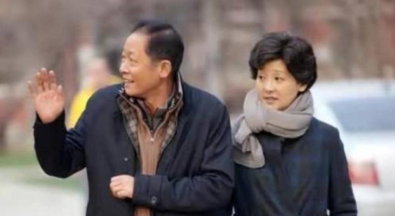 1988年，年仅21岁的女学生徐帆，疯狂地追求自己的老师王志文。经过一番努力，她