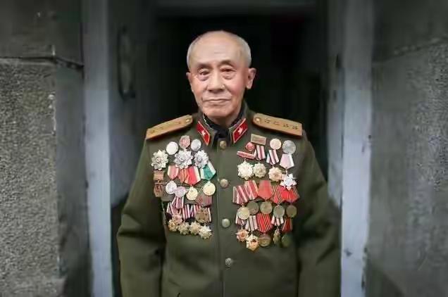 1938年，几十个日军在河中央洗澡，还哼唱日本小调。谁知，被一名八路军看见，他非