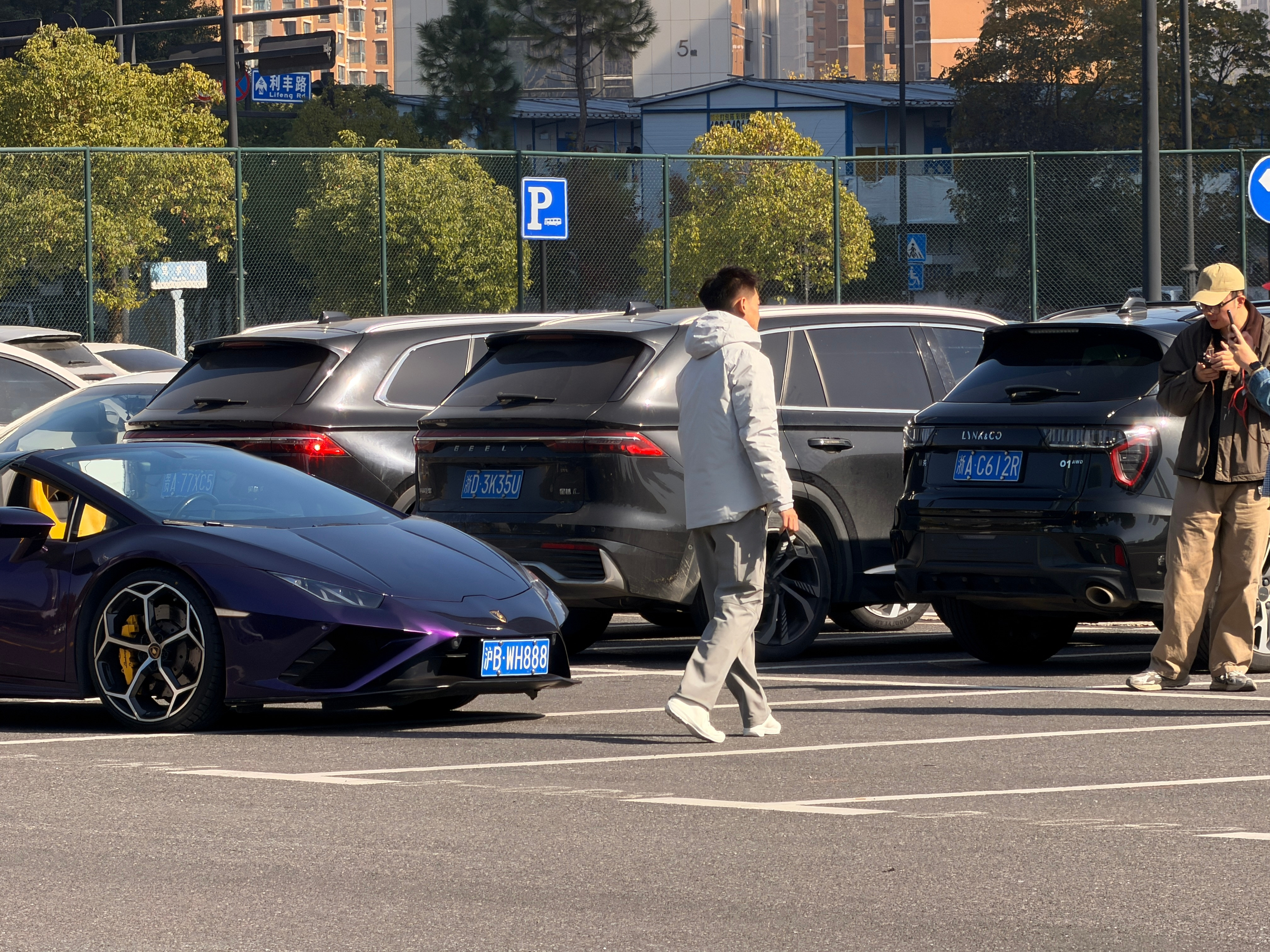 杭州拍衣服的这么卷吗？道具直接是兰博基尼啊喂杭州