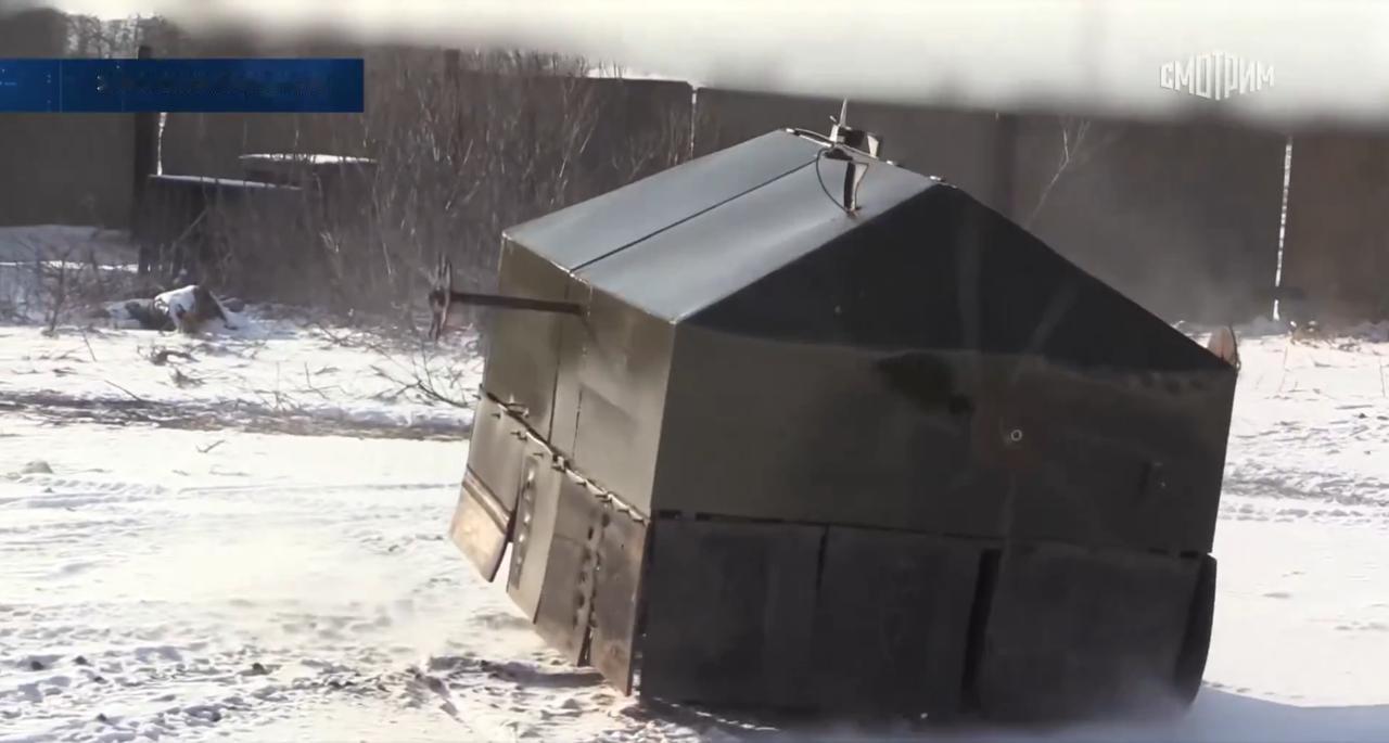 一款俄罗斯原型地面无人机，该无人机配备了旋转缆绳，旨在缠绕或偏转来袭的乌克兰FP